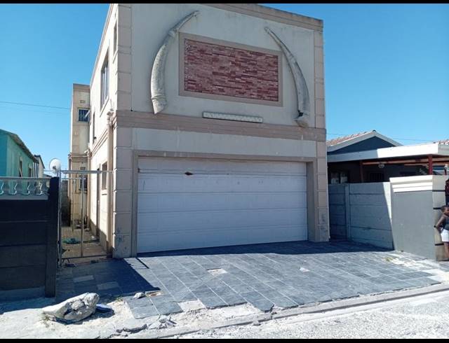 6 BEDROOM HOUSE FOR SALE IN MANDELA PARK